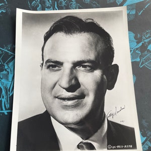 Telly Savalas met haar ondertekend headshot vintage 8 x 10 foto van beroemdheden met handtekening jaren 60 Kojak Bond-schurk