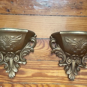 Vintage Hollywood Regency style Fleur de Lis Pair of Wall Pockets Gold Tone by HOMCO Dart (Syroco) good Urn shape wall vase planter