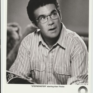 Puede incluir: Fotografía publicitaria en blanco y negro de Alan Thicke, con una camisa a rayas y gafas, para la película "Stepmonster".