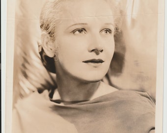Fotografía de Ann Harding de la MGM de la década de 1930. Retrato vintage de una actriz de Hollywood. Foto publicitaria de una película.