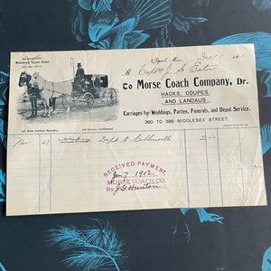 Pode incluir: Um recibo antigo da Morse Coach Company, datado de 7 de janeiro de 1902. O recibo mostra um pagamento por um serviço de carruagem de Lowell, Massachusetts para Collinsville. A empresa oferecia carruagens para casamentos, festas, funerais e serviço de depósito.