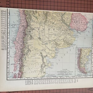 アンティーク南米地図、ウルグアイ、チリ、パラグアイ、アルゼンチンの印刷物、アンティークカラー地図 ランドマクナリー 1899年頃 世界地図帳 1890年代 ワックス彫刻