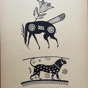 Può includere: Due illustrazioni in bianco e nero di antichi disegni di ceramica. L'immagine in alto presenta una creatura simile a un cervo con un fiore e una coda a forma di pettine. L'immagine in basso mostra un leone maculato. Testo: Plate 8 (a). Cypriotic Vase.