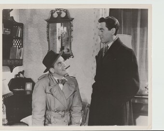 Clifford Evans y Dermot Walsh en "El hombre de paja" de AAP. Foto de prensa vintage de los años 50, película policial británica.