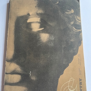 Könnte beinhalten: Vintage-Zeitschriftencover mit einer Graustufen-Illustration einer klassischen Büste. Das Cover hat einen beigen Hintergrund mit dem Wort "GENTRY" in einer stilisierten Schriftart. Der Text "NUMBER 1 WINTER 1951 TWO DOLLARS" ist ebenfalls sichtbar.