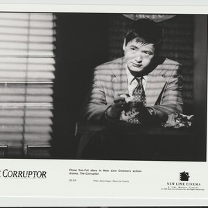 El Corruptor (1999) Foto de prensa de película de acción antigua de Chow Yun Fat con una baraja de cartas