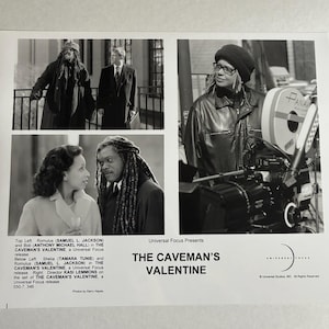 Puede incluir: Imagen promocional en blanco y negro de la película "The Caveman's Valentine". Muestra escenas con los actores Samuel L. Jackson y Tamara Tunie, y la directora Kasi Lemmons. El título de la película y el logotipo del estudio son visibles.