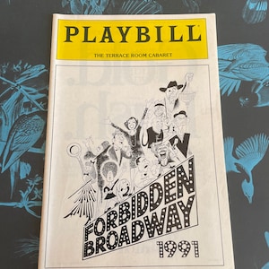 Puede incluir: Un programa de mano de The Terrace Room Cabaret con el título "Forbidden Broadway" y el año 1991. La portada tiene una pancarta amarilla con la palabra "PLAYBILL" en letras grandes y en negrita. La ilustración muestra caricaturas de varios artistas.