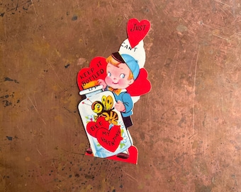 Kitsch Boy Anthropomorphic Bee ""Just can't keep it filled up"" Vintage Valentinsgruß Karte c 1950er Jahre unbenutzt New Old Stock."