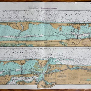 Può includere: Carta nautica d'epoca con illustrazioni dettagliate dell'Oceano Atlantico e delle aree costiere circostanti. La carta presenta scandagli in piedi, indicatori di navigazione e caratteristiche geografiche. La mappa è stampata su carta invecchiata con un aspetto usurato.