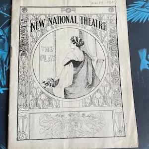 Peut inclure: Illustration en noir et blanc d'une femme assise sur une chaise, avec le texte "NEW NATIONAL THEATRE THE PLAY" au-dessus d'elle. L'image est entourée d'une bordure décorative.