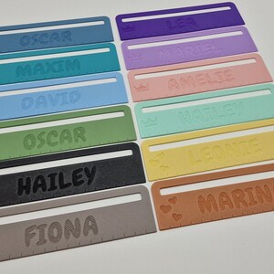 Pode incluir: Um conjunto de dez r&eacute;guas personalizadas em v&aacute;rias cores, cada uma com um nome diferente e um design decorativo. Os nomes incluem Oscar, Maxim, David, Hailey, Fiona, Lea, Maribel, Amelie, Hailey e Leonie.