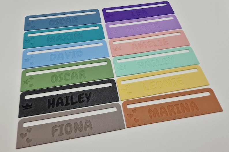 Pode incluir: Um conjunto de dez r&eacute;guas personalizadas em v&aacute;rias cores, cada uma com um nome diferente e um design decorativo. Os nomes incluem Oscar, Maxim, David, Hailey, Fiona, Lea, Maribel, Amelie, Hailey e Leonie.