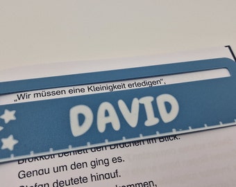 Auxílio de leitura personalizado em duas cores com nome e tema desejados para crianças em fase de alfabetização.