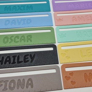 Pode incluir: Um conjunto de oito r&eacute;guas personalizadas com nomes diferentes, incluindo Maxim, David, Oscar, Hailey, Leonie, Mari, Amelie e Martel. Cada r&eacute;gua apresenta uma cor e um elemento de design diferentes, como estrelas, coroas ou cora&ccedil;&otilde;es.