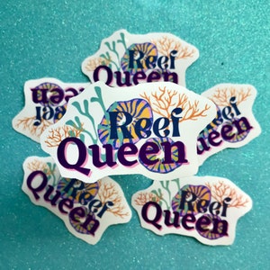 Könnte beinhalten: Fünf weiße Aufkleber mit einem farbenfrohen Korallenriff-Design und dem Text "Reef Queen".