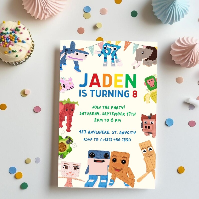 Op de afbeelding: Een verjaardagsuitnodiging met gepixelde dierlijke afbeeldingen en de tekst "JADEN IS TURNING 8". De uitnodiging bevat feestdetails: datum, tijd, locatie en RSVP-informatie. Kleurrijke confetti en lekkernijen omringen de uitnodiging.