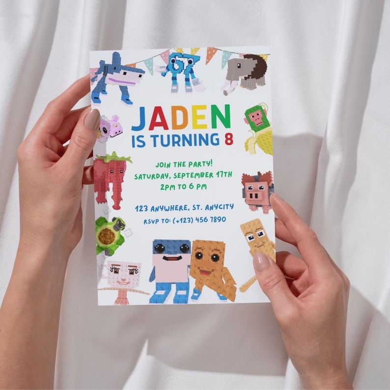 Op de afbeelding: Een kleurrijke verjaardagsuitnodiging met gepixelde cartoonfiguren. De uitnodiging luidt "Jaden wordt 8" met feestdetails: zaterdag 17 september, 14.00 tot 18.00 uur en RSVP-informatie. Het ontwerp bevat diverse blokkerige dierenillustraties.