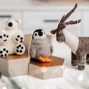 Conjunto de enfeites de Natal de lã: pinguim, rena e urso polar - decoração de berçário feita à mão