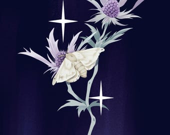 Könnte beinhalten: Digitale Illustration einer Motte, die auf einer Distelblume ruht. Die Motte ist weiß, die Blume lila und weiß. Der Hintergrund ist dunkelblau mit zwei weißen Sternformen.