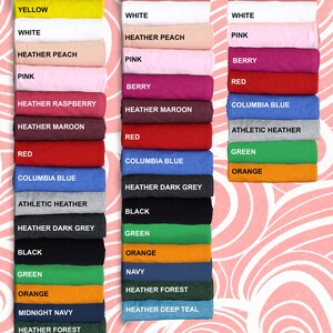 Pode incluir: Um gr&aacute;fico que mostra as op&ccedil;&otilde;es de cores para camisetas de adulto, jovem e crian&ccedil;a pequena. As cores incluem malva, amarelo, branco, p&ecirc;ssego, rosa, baga, framboesa, marrom, vermelho, azul columbia, cinza atl&eacute;tico, cinza escuro, preto, verde, laranja, azul marinho, verde floresta e azul teal.