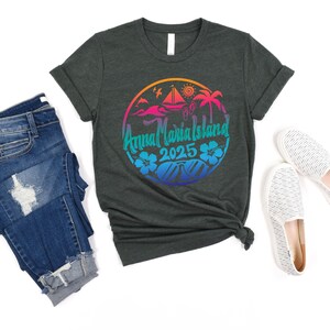 Puede incluir: Una camiseta verde oscuro con un dise&ntilde;o gr&aacute;fico colorido que presenta un velero, palmeras y el texto "Anna Maria Island 2025".