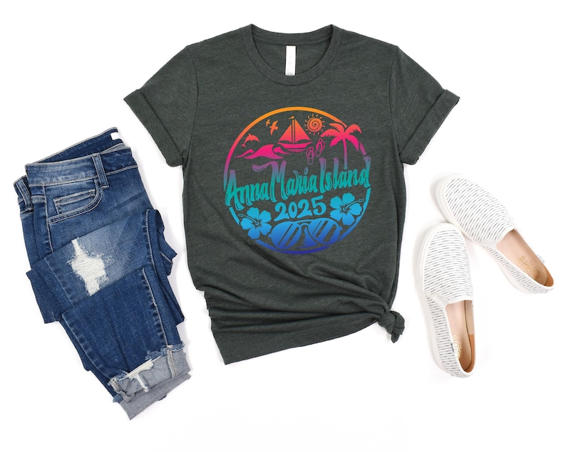Puede incluir: Una camiseta verde oscuro con un dise&ntilde;o gr&aacute;fico colorido que presenta un velero, palmeras y el texto "Anna Maria Island 2025".