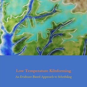 Może przedstawiać: Okładka książki z abstrakcyjnym wzorem w kolorze niebieskim i zielonym. Tytuł to "Low Temperature Kilnforming: An Evidence-Based Approach to Scheduling". Autorem jest Stephen Richard.