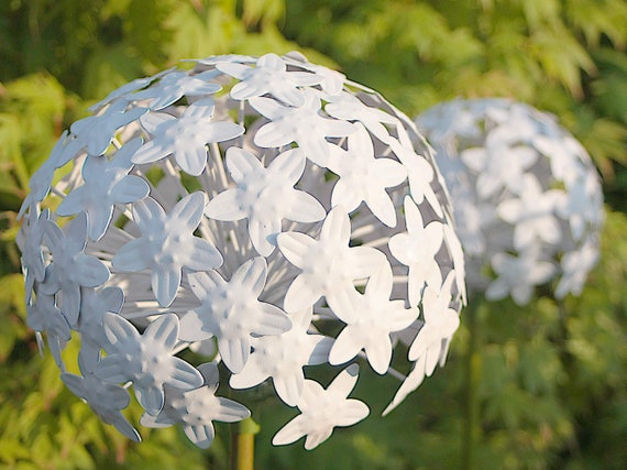 Pflanzstecker Allium Weiß | 2 Größen | Beetstecker | Gartenstecker | Gartendekoration Metall  | Hochzeit Rosenkugel