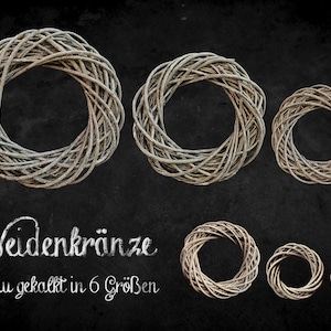 Könnte beinhalten: Sechs graue Weidenkränze in verschiedenen Größen. Die Kränze sind in einer Reihe vom größten bis zum kleinsten angeordnet. Der Text "Weidenkränze grau gekalkt in 6 Größen" ist in weißer Kreide unter den Kränzen geschrieben.