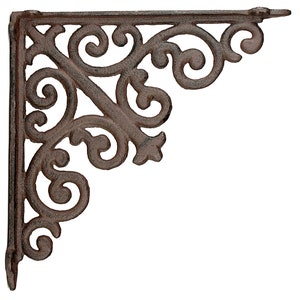 Könnte beinhalten: Dekorative Eckhalterung aus Gusseisen mit einem verzierten, gerollten Design. Die Halterung hat eine dunkel, rostbraune Farbe und weist eine rechtwinklige Form mit einer flachen Oberseite und einer vertikalen Stütze auf. Ideal für Regale.