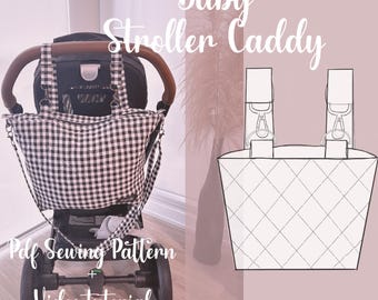 Könnte beinhalten: Eine schwarz-weiß karierte Baby-Kinderwagen-Tasche, die an einem Kinderwagen befestigt ist. Das Bild enthält auch eine Strichzeichnung einer Caddy-Tasche mit Riemen und den Text "Baby Stroller Caddy" und "Pdf Sewing Pattern + Video tutorial".