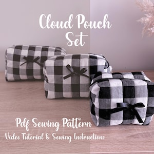Pode incluir: Três bolsas de nuvem xadrez em preto e branco com laços de fita pretos. O texto "Cloud Pouch Set" é exibido na parte superior, com "Pdf Sewing Pattern" e "Video Tutorial & Sewing Instructions" na parte inferior.