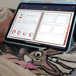 Pode incluir: Um aplicativo de planejamento digital aberto em um tablet, mostrando uma p&aacute;gina com um t&iacute;tulo escrito &agrave; m&atilde;o "Jennattic Designer" e uma se&ccedil;&atilde;o para "Pontos fortes e objetivos". A p&aacute;gina tamb&eacute;m inclui uma se&ccedil;&atilde;o para "Introdu&ccedil;&atilde;o" e uma se&ccedil;&atilde;o para "Atividades di&aacute;rias".