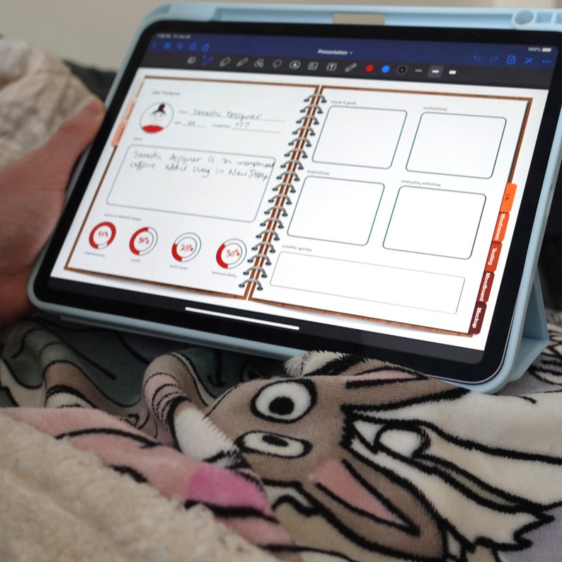 Pode incluir: Um aplicativo de planejamento digital aberto em um tablet, mostrando uma p&aacute;gina com um t&iacute;tulo escrito &agrave; m&atilde;o "Jennattic Designer" e uma se&ccedil;&atilde;o para "Pontos fortes e objetivos". A p&aacute;gina tamb&eacute;m inclui uma se&ccedil;&atilde;o para "Introdu&ccedil;&atilde;o" e uma se&ccedil;&atilde;o para "Atividades di&aacute;rias".