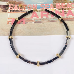 Collier Onyx noir avec perle intercalaire en plaqué or 18k.