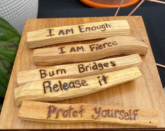 Lot de 5 bois sacrés Palo Santo dessinés et brûlés à la main, tache pour le nettoyage et la protection. Collecte du manifeste