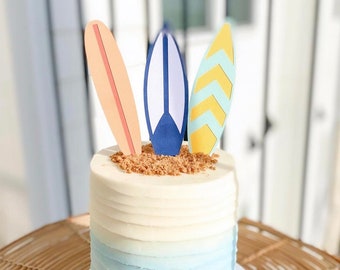 Topo de bolo com prancha de surfe: decoração para festa de aniversário na praia