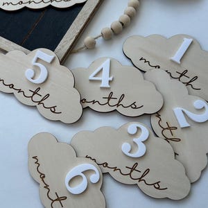 Marqueur d'étape mensuel pour bébé nuage, cartes d'étape pour bébé de 1 à 12 mois, disques d'étape en bois mensuels, signes de mois personnalisés en acrylique pour bébé