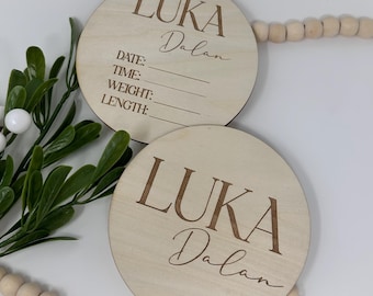 Gepersonaliseerde geboortestatistieken baby, houten ronde: bord met aandenken aan de kinderkamer