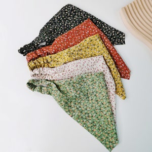 Foulard floral tendre, foulard triangulaire, bandana de style pastoral, accessoire pour cheveux, foulard d'été, foulard pour femme, cadeau d'anniversaire image 2