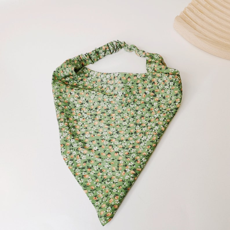 Foulard floral tendre, foulard triangulaire, bandana de style pastoral, accessoire pour cheveux, foulard d'été, foulard pour femme, cadeau d'anniversaire green