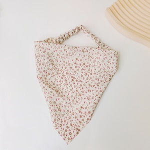 Pañuelo floral tierno, Pañuelo triangular, Bandana estilo pastoral, Accesorio para el cabello, Pañuelo de verano, Pañuelo para mujer, Regalo de cumpleaños beige