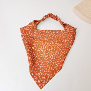 Foulard floral tendre, foulard triangulaire, bandana de style pastoral, accessoire pour cheveux, foulard d'été, foulard pour femme, cadeau d'anniversaire orange