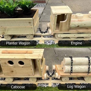 K&ouml;nnte beinhalten: Holzspielzeug-Zugsatz mit einem Pflanzenwagen, einer Lokomotive, einem Gep&auml;ckwagen und einem Holztransportwagen. Der Zug befindet sich auf einem Holzgleis.
