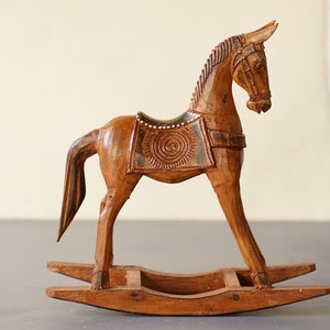 Cavalo de balanço de madeira marrom antigo, escultura de cavalo exclusiva, presente de Halloween, decoração de Halloween, ornamento de decoração de cavalo, presente de dia das mães