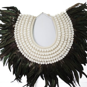 Papua-Muschel mit Feder-Halsketten-Dekor 14,5 &#39;&#39;, Halloween-Geschenk, Papua-Stämme Dekorative Halskette, Hauptdekor, Wand-Dekor, Geschenkidee