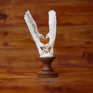 木製彫刻 鷲と鹿のデザイン