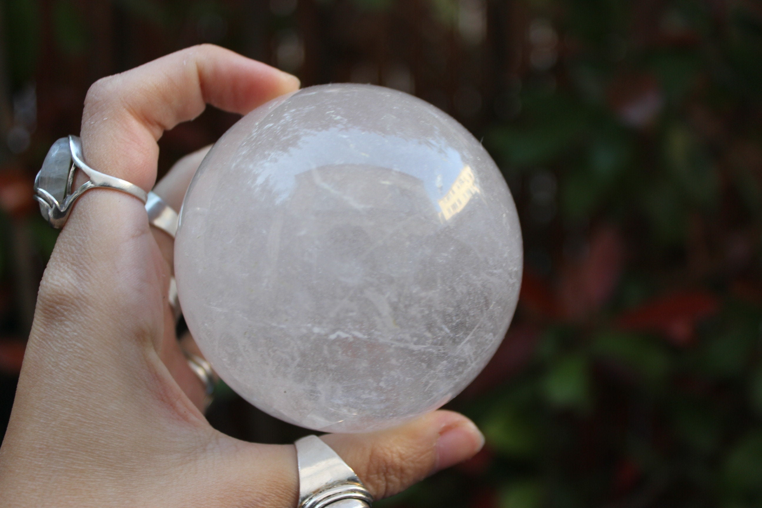 Sphère de Quartz Transparent avec Inclusion d'hématite