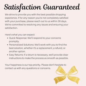 Op de afbeelding: Een lichtroze informatieve afbeelding met zwarte tekst onder de titel Satisfaction Guaranteed. Het beschrijft een klantenservicebeleid van 30 dagen, inclusief snelle reacties, persoonlijke oplossingen en eenvoudige retourzendingen, met een gouden strik.